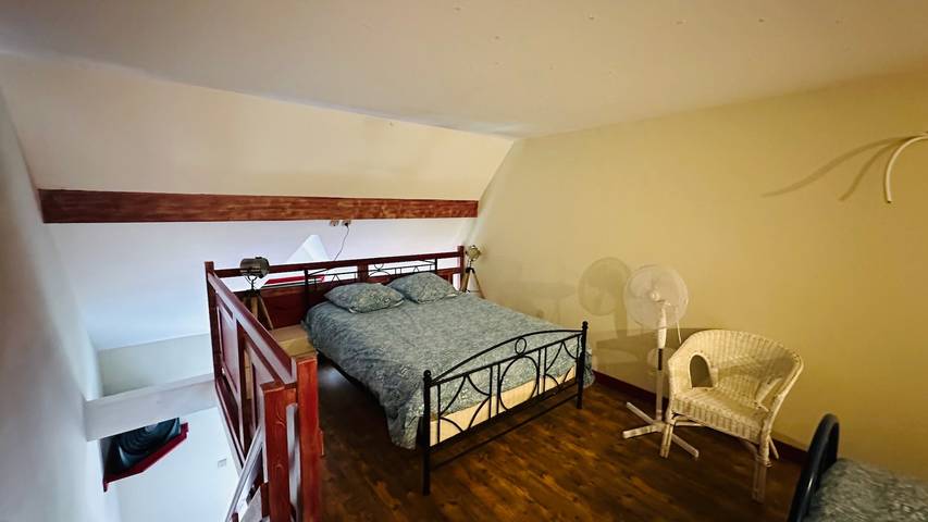 Bed and Breakfast 'Chambre Menéstrel' with Wi-Fi in Montélimar, Nyons region