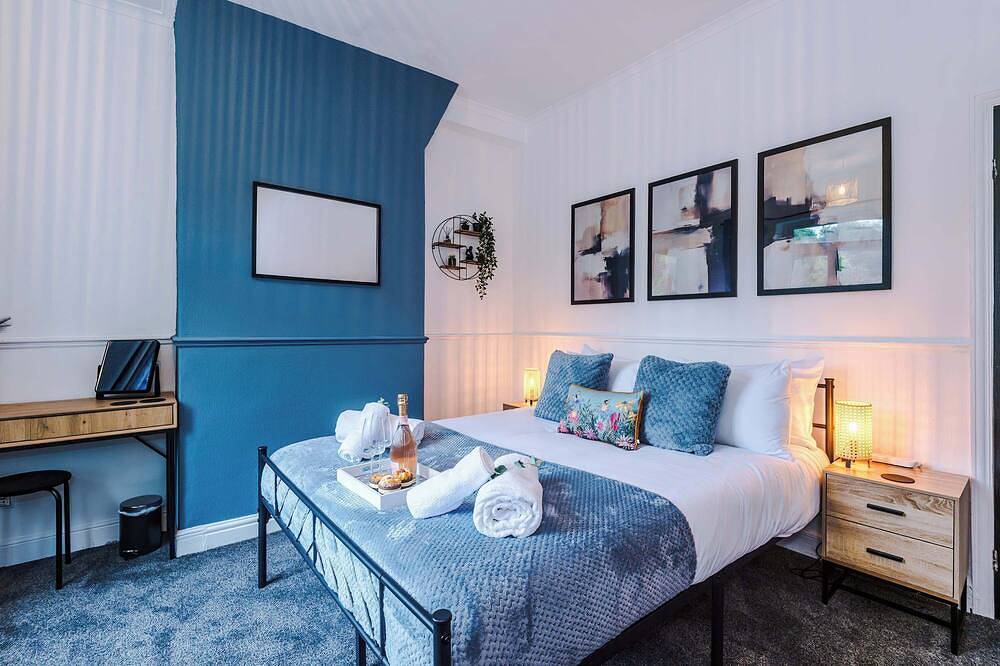 Lovely 2 Bed Home, Perfect for Business, Sleeps 6! in Stoke-on-Trent, Midlands