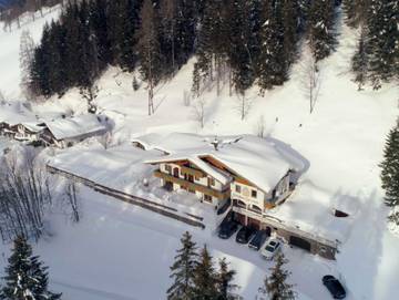 Hütte für 3 Personen, mit Garten und Pool sowie Balkon in Dachstein