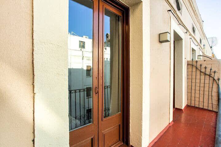 Entire apartment, Centric 3bedroom in Las Ramblas in Barcelona Centre, Barcelona