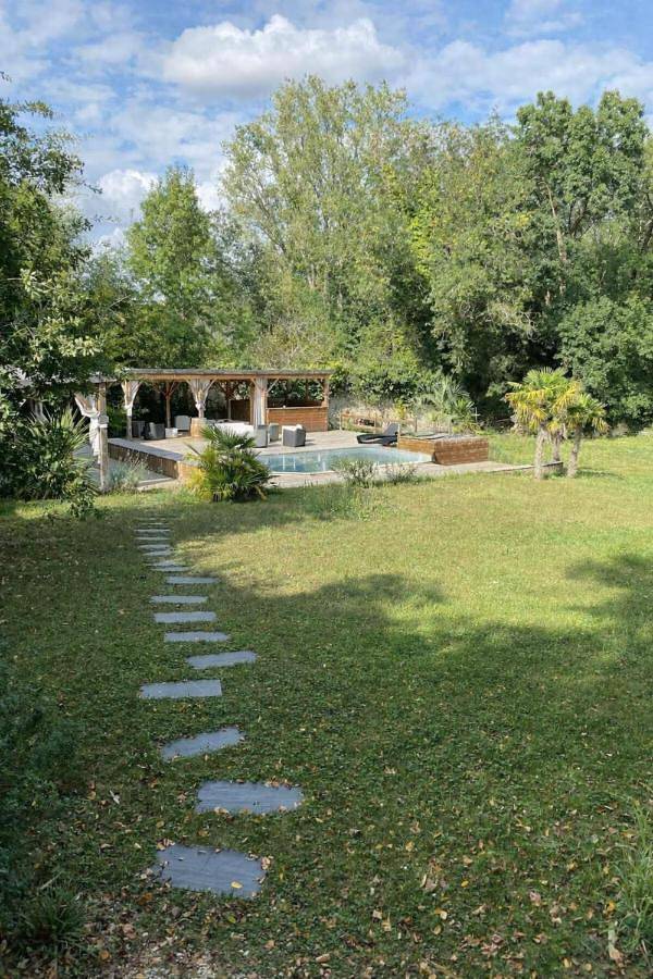 Location de vacances pour 2 personnes, avec jardin et piscine ainsi que vue et terrasse à Magnac-sur-Touvre - 4