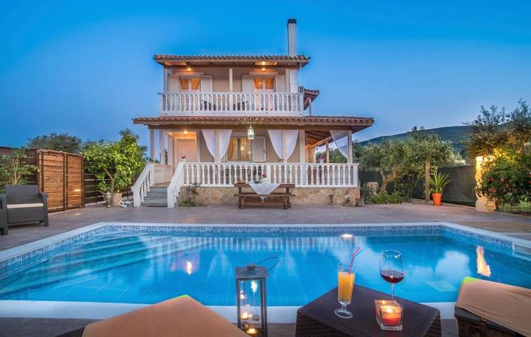 Villa für 12 Personen, mit Ausblick und Garten sowie Pool, kinderfreundlich - 1