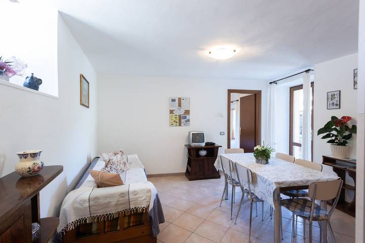 Entire apartment, Apartment 'Casa Rita App 4 A' with Terrace, Garden and Shared Wi-Fi in Vesio, Tremosine