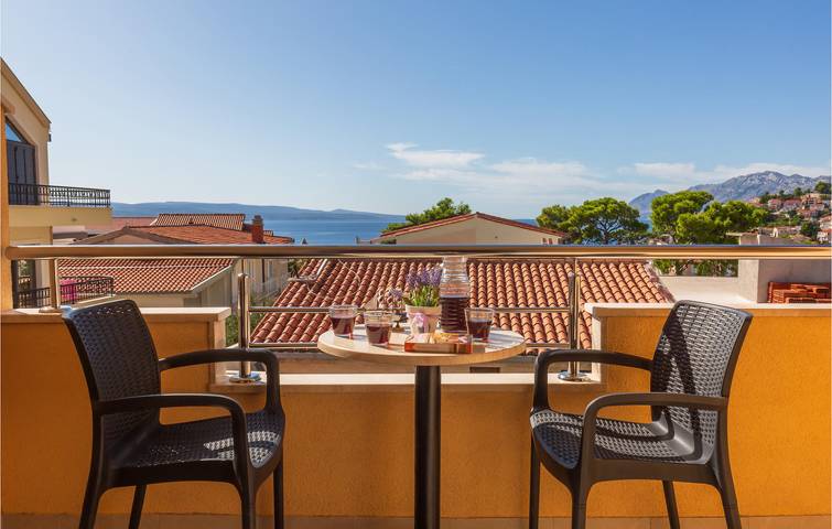 Ganze Ferienwohnung, Apartment mit Meerblick, Terrasse, Parkplatz und WLAN, 700 m vom Strand entfernt in Baska Voda, Makarska Riviera