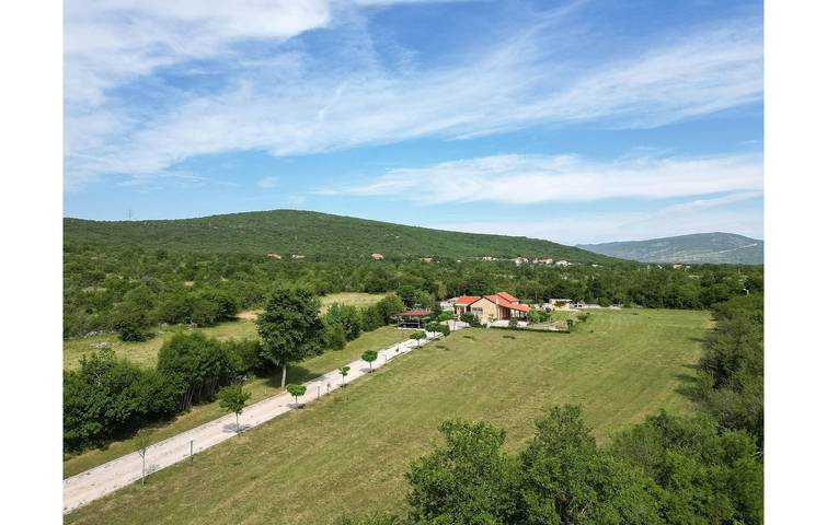 Geräumiges Apartment mit einem Schlafzimmer, Pool und Terrasse in Dalmatinisches Zagora