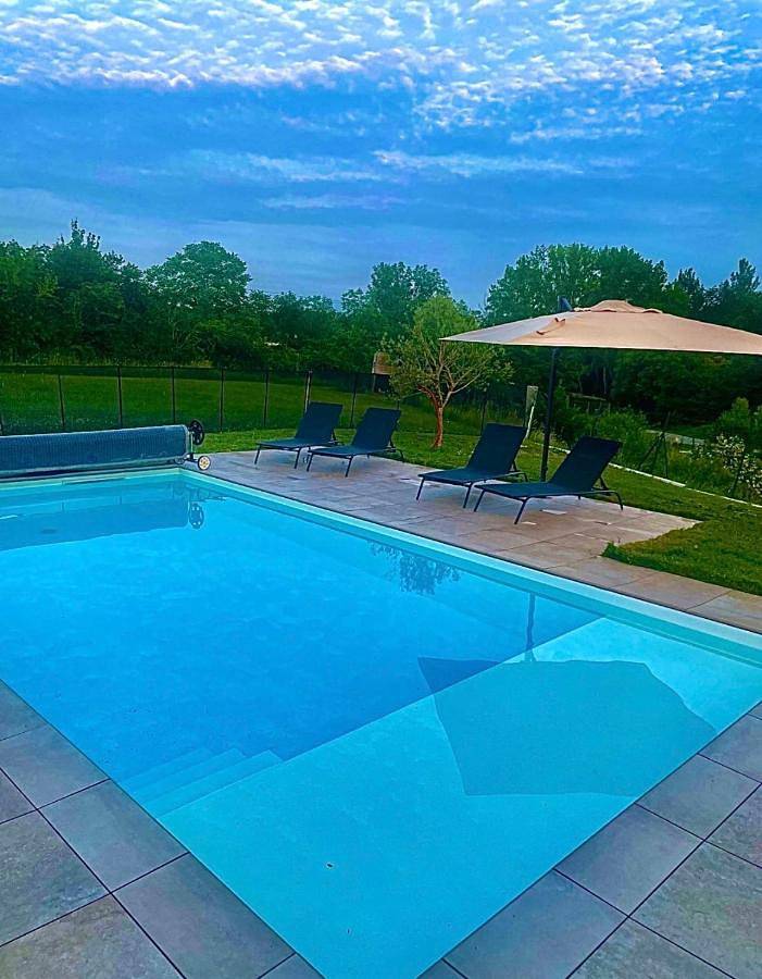 Location de vacances pour 6 personnes, avec Terrasse ainsi que Piscine et Vue dans Saint-Ignat