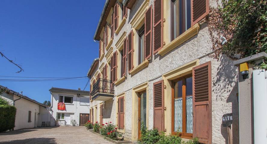 Gîte pour 15 personnes, avec terrasse et jacuzzi ainsi que piscine et jardin - 1