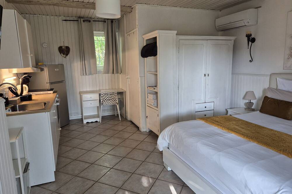 Ganze Wohnung, Studio-Hütte-Ensuite mit Dusche-Blick auf den Hof in Crest, Die und Umgebung