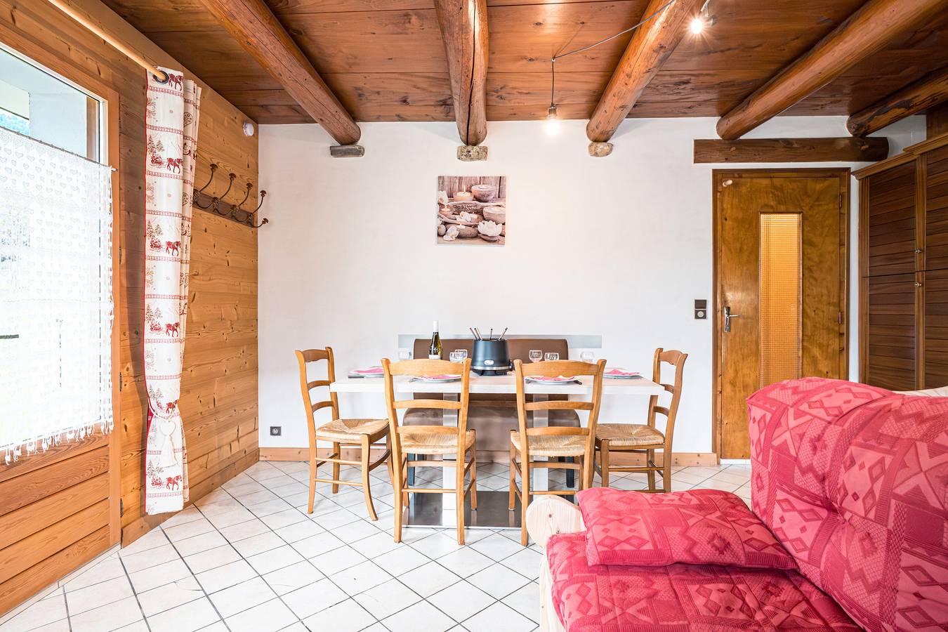 Apartamento entero, Apartamento 'Montcharvin' con vistas a la montaña, terraza privada y Wi-Fi in Praz-sur-Arly, Pays du Mont-Blanc