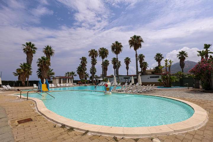 Ferienwohnung für 4 Personen, mit Pool und Ausblick sowie Balkon - 1
