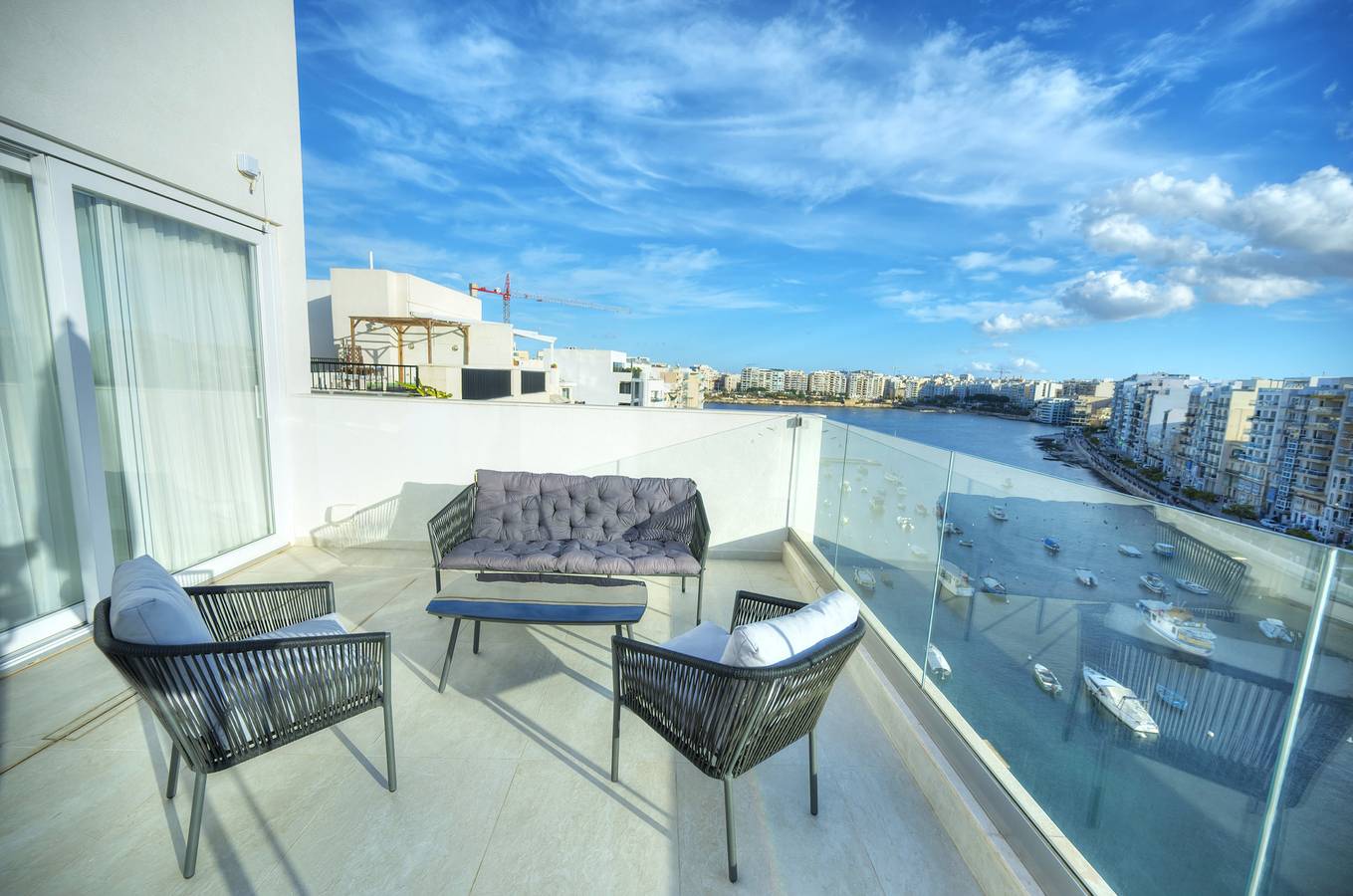 Entire apartment, Holiday apartment for 4 people with terrace in Paceville, San Giljan
