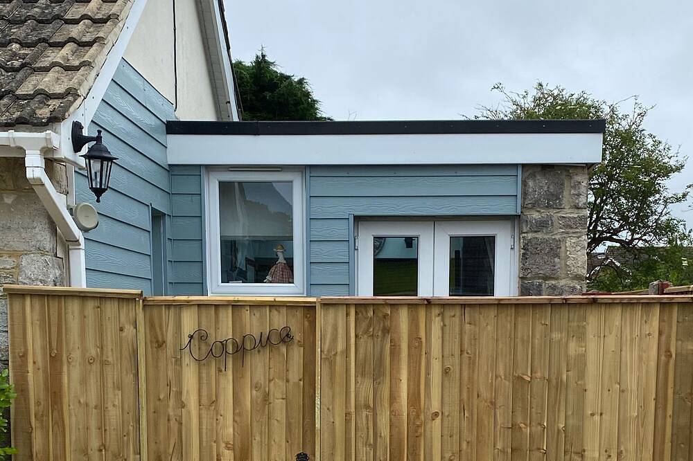 Coppice, Entire 1 bedroom annex, pet friendly. Ev Charger. in Barton on Sea, Hampshire