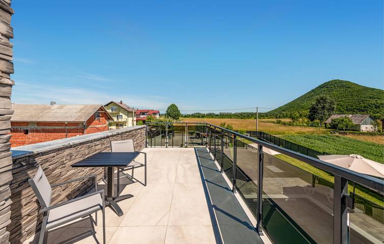 Geräumige 145 m² große Wohnung mit Pool, Terrasse und 2 km Entfernung zum Fluss Bogdanica in Gospitsch, Lika-Senj