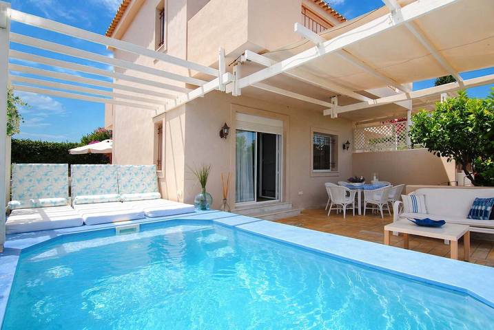 Location de vacances pour 8 personnes, avec piscine et jardin, animaux acceptés à Porto Heli