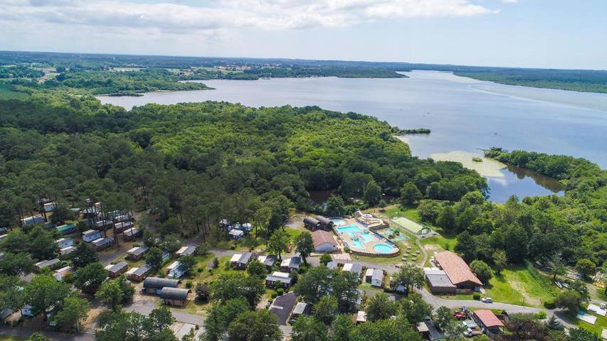 Camping pour 6 personnes, avec Terrasse et Jacuzzi ainsi que Jardin et Bassin pour enfant
