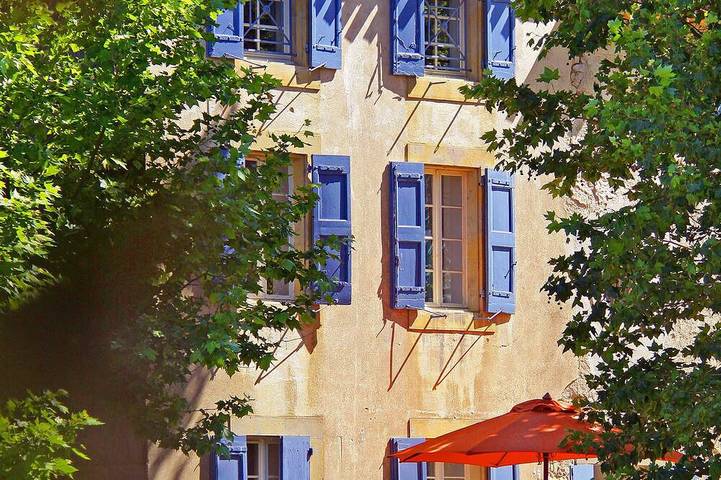 Location de vacances pour 6 personnes, avec terrasse ainsi que jardin et piscine à Aragon