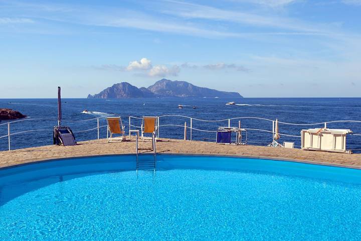 Location de vacances pour 8 personnes, avec jardin ainsi que terrasse et piscine à Massa Lubrense - 4