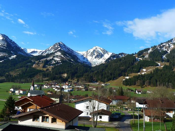 Ferienwohnung für 4 Personen, mit Terrasse und Garten sowie Ausblick in Schattwald - 2
