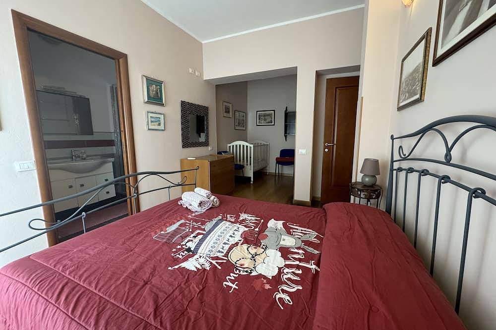 Villa of flowers, nestled in the green between the sea and the mountains. in Poggio dei Pini, Capoterra