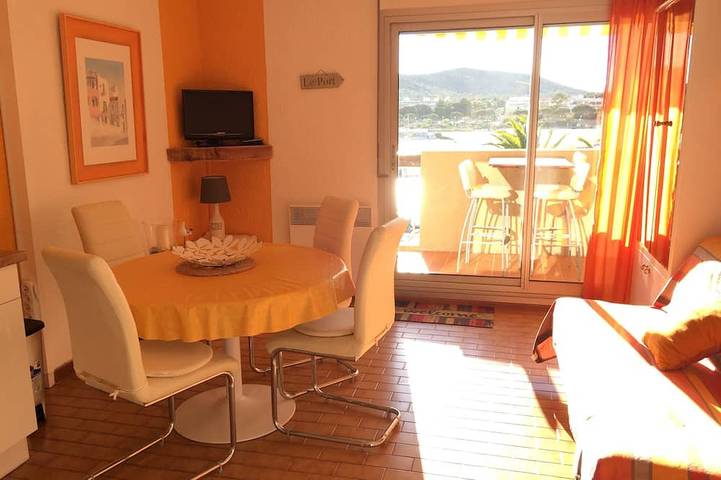 Gîte pour 4 personnes, avec balcon et piscine dans Port de Bormes les Mimosas