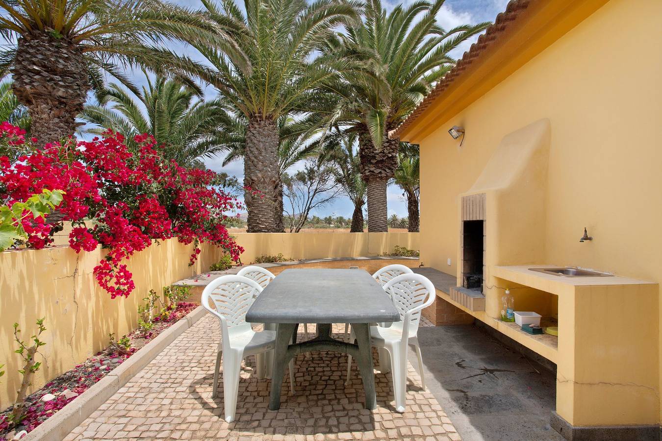 Casa de vacaciones 'Casa De Férias A 75 Metros Da Praia' con vistas a la montaña in Porto Santo, Isla de Madeira
