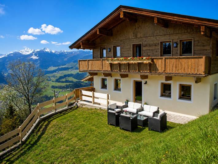 Chalet voor 11 personen, with Balkon and Terras as well as Whirlpool and Tuin in 
