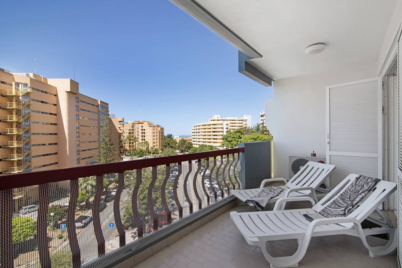 Apartamento inteiro, Apartamento 'T2 Com Piscina Centro Vilamoura' com Vista Mar, Wi-Fi e Ar Condicionado in Vilamoura, Quarteira