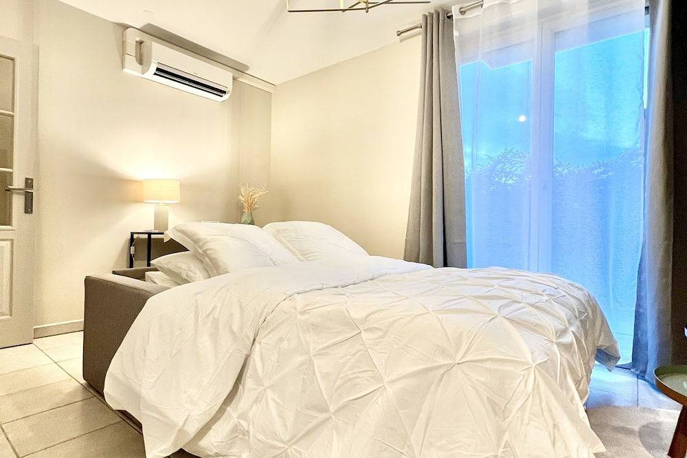 Appartement entier, Ravissant T2 avec terrasse et parking privé in Champagne-au-Mont-d'Or, Lyon et ses environs
