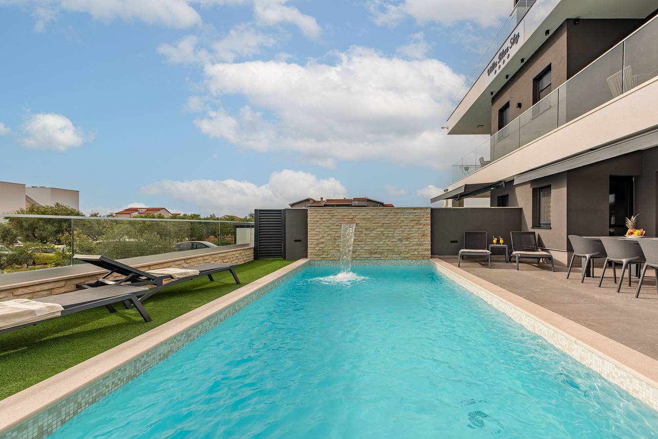 Villa Blue Sky 2, Turanj, next to the sea, private pool, barbecue, jacuzzi, rooftop terrace, www.zadarvillas in Općina Sveti Filip i Jakov, Région de Zadar