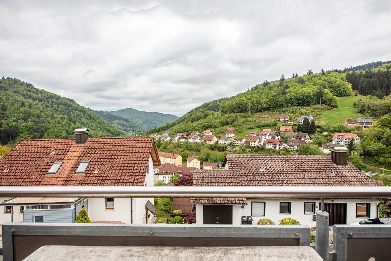 Apartamento entero, Apartamento '65qm, 2 Schlafräume' con vistas a la montaña, terraza compartida y Wi-Fi in Suedlicher Schwarzwald, Todtnau