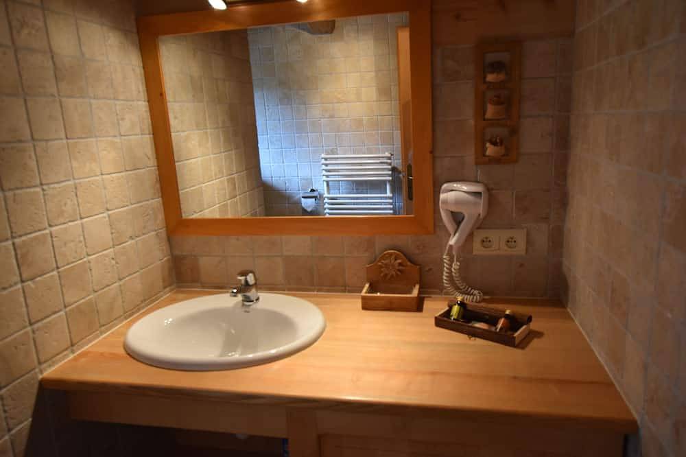 Pour vivre la montagne en toute saison, le chalet 'l'ourson' vous accueille in Le Grand-Bornand, Région d'Annecy