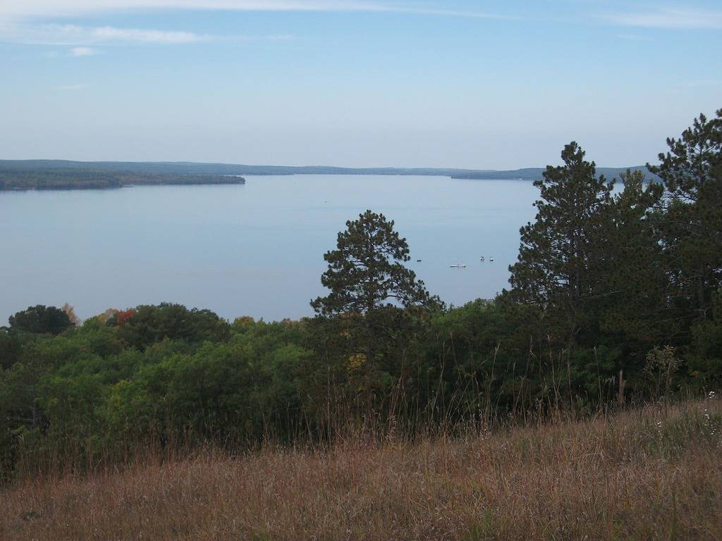 Hubbard Lake, South Shore See, Dock und Privatstrand für alle Jahreszeiten in Hubbard Lake, Alcona County