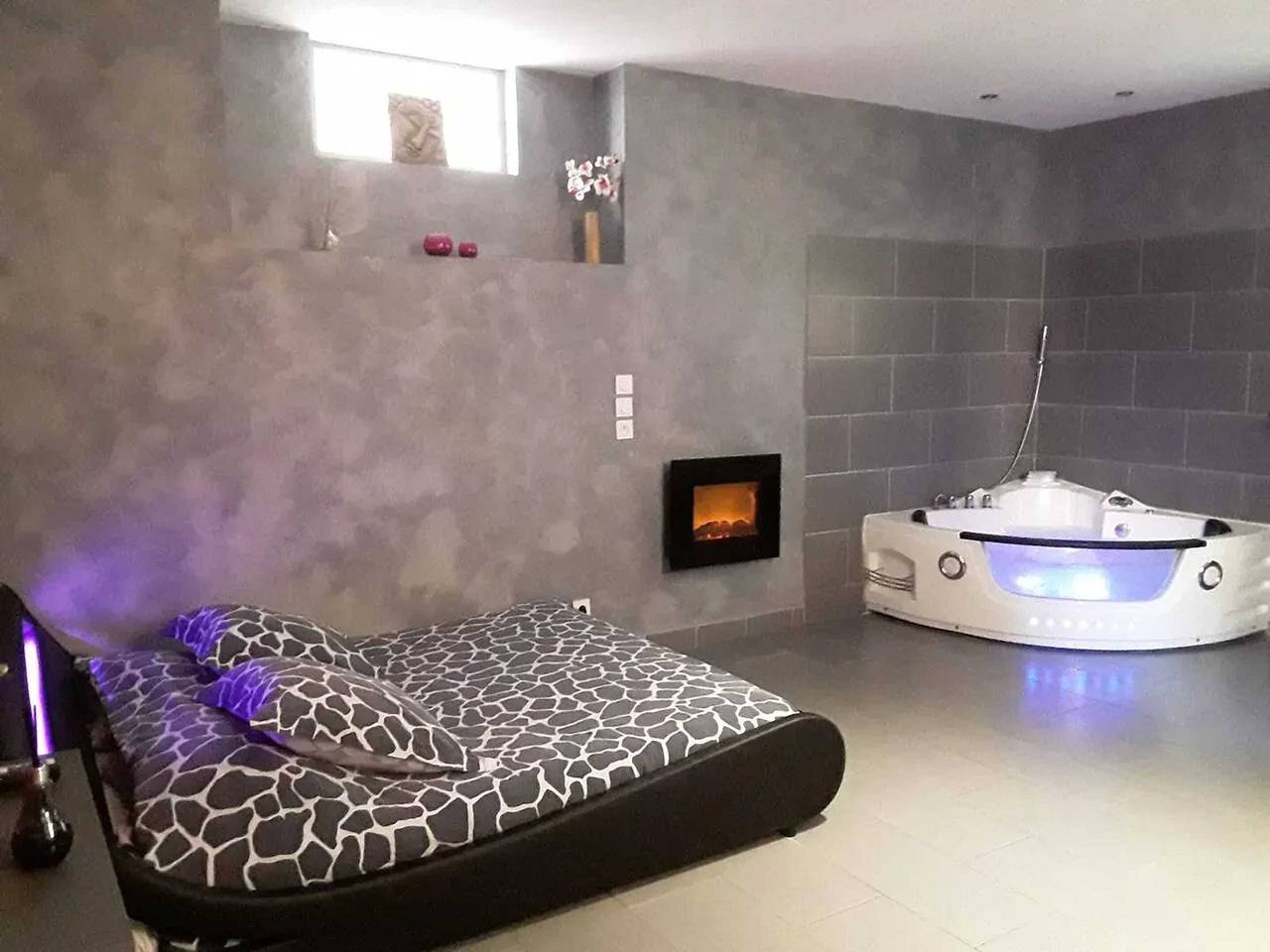 Entire studio, Charming studio in Baixas of 30 m² with Jacuzzi in Baixas, Perpignan region