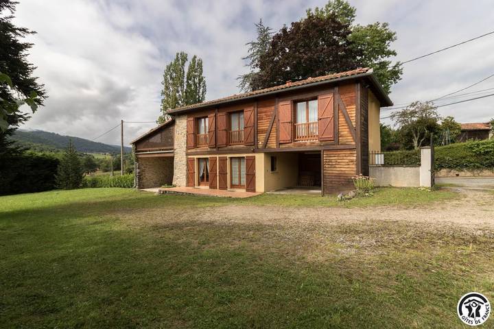 Gîte pour 4 personnes, avec piscine ainsi que terrasse et jardin à Estadens