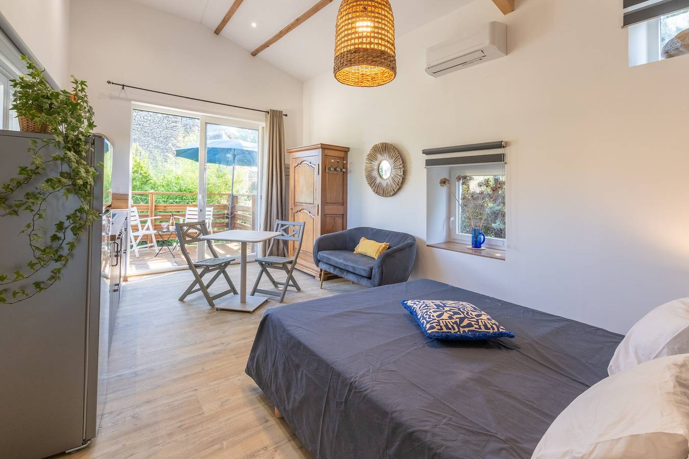 Studio entier, Studio 'Le Chant Des Tongs' entouré par la nature avec Wi-Fi et climatisation in Salazac, Région de Nîmes
