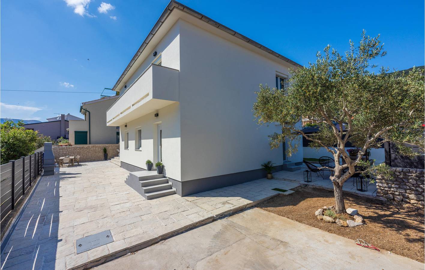 Geräumige 180 m² große Wohnung mit Terrasse, in der Nähe des Strandes Vela Plaža in Vela plaža, Baska