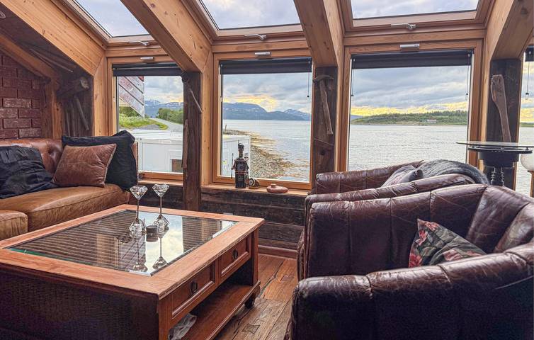 Ferieleilighet for 8 personer, med hage og sauna i Finnmark