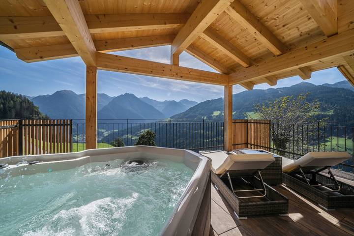 Entire apartment, "Sunnseitn Lodge Apt Moutainsuite" with whirlpool, infrared sauna, panoramic mountain terrace in Stuls, Moos in Passeier