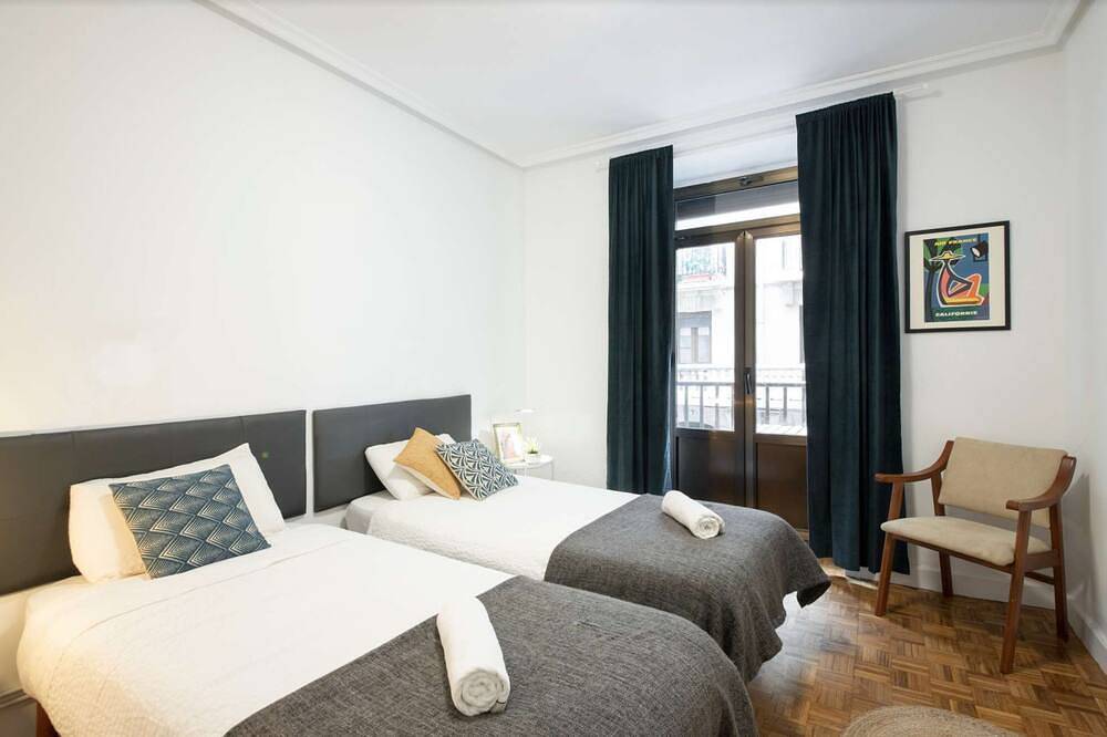Entire apartment, Spacious, Modern and right at Zurriola Beach in San Sebastian, Basque Coast (Spain)