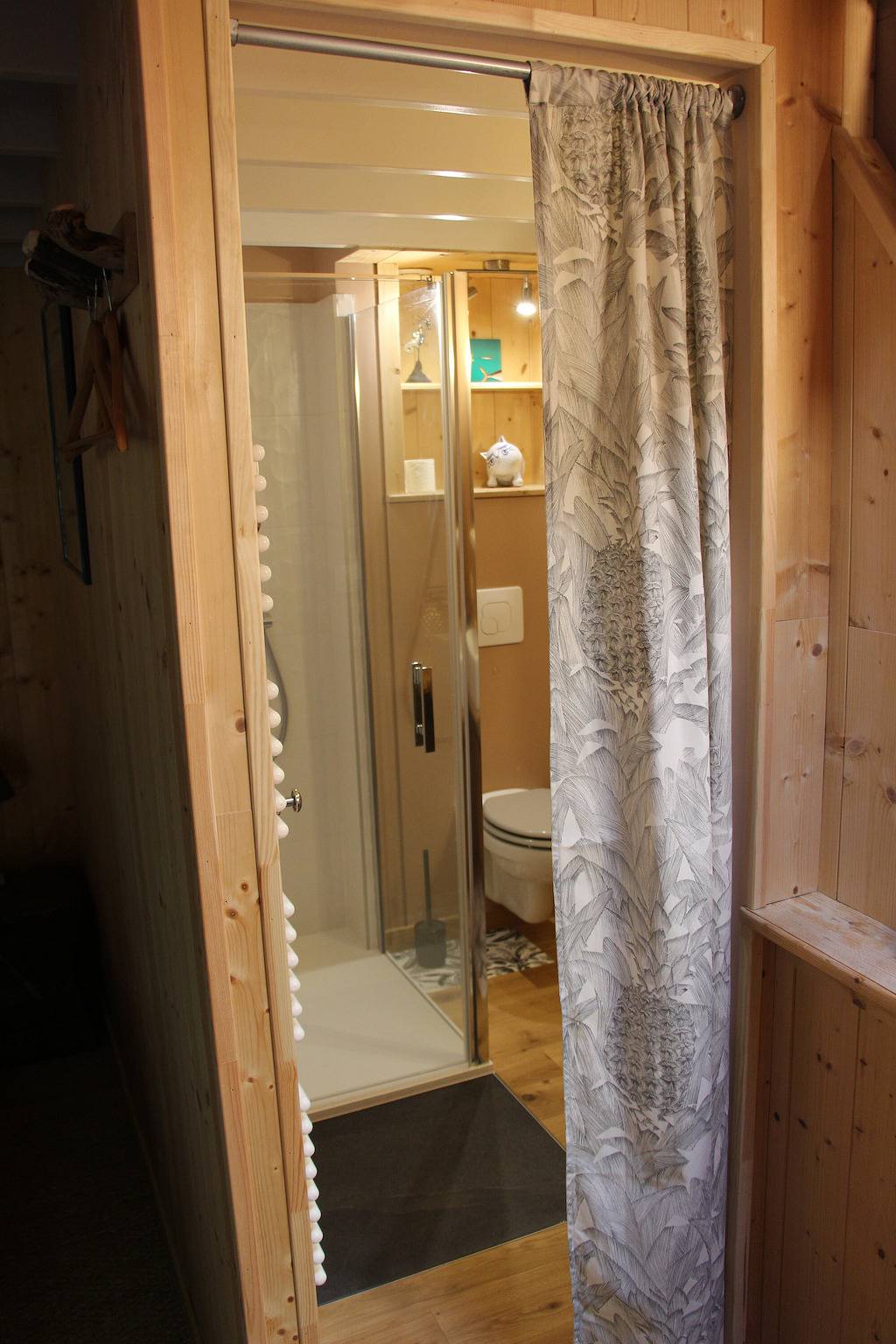 Gastenkamer 'La Cabane dans les charmes' met privéterras, gemeenschappelijke tuin en Wi-Fi in Pleudihen-sur-Rance, Dinan en omgeving