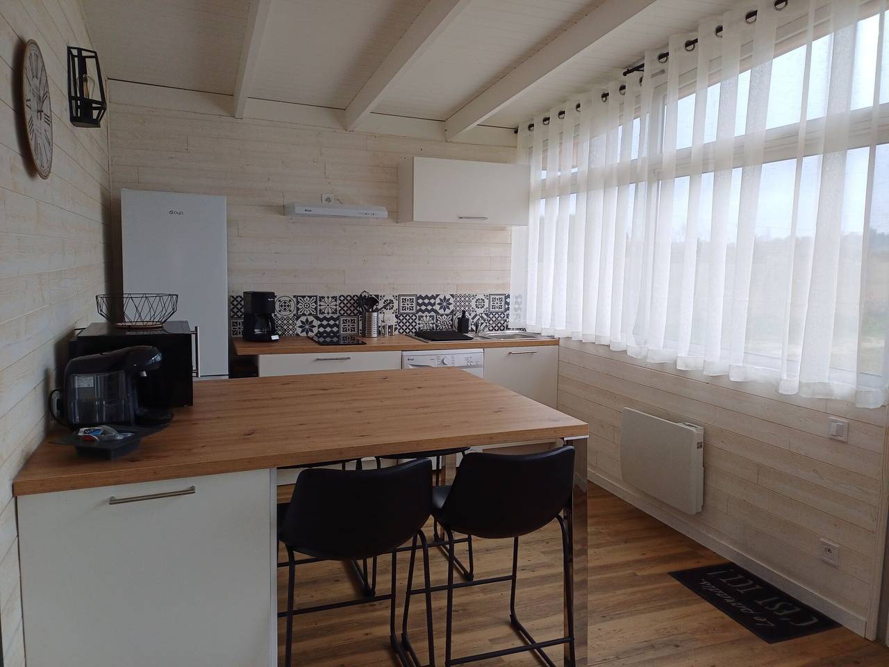 Chalet « Bord de Mer à Ode Vras » avec terrasse privée, jardin et Wi-Fi in Plounévez-Lochrist, Côte des Légendes