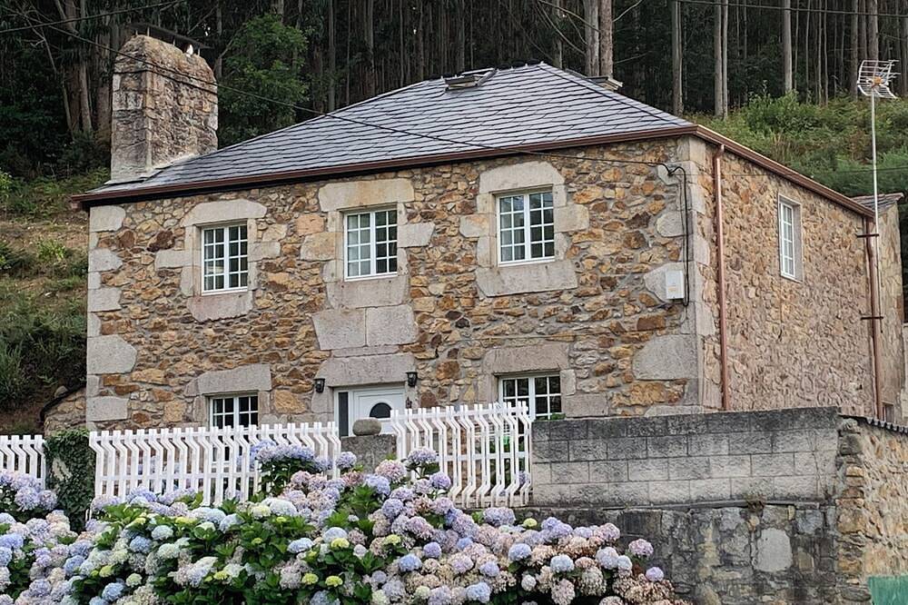Casa da Vizcaya, Xilloi Beach in O Vicedo, Costa de Galicia