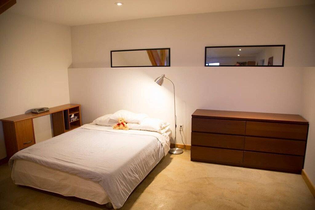 Ozeanansicht, offener Plan mit herausgestelltem Grundgestein in Sunshine Coast Regional District