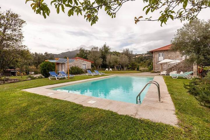 Casa rural para 12 personas, con jardín además de balcón y jacuzzi - 1