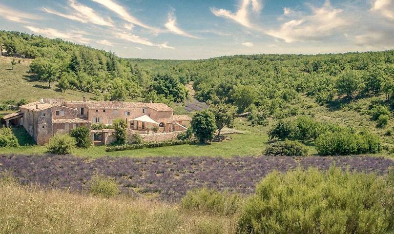 Location de vacances pour 19 personnes, avec piscine ainsi que vue et jardin, animaux acceptés à Simiane-la-Rotonde