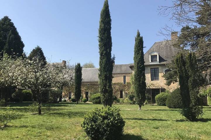 Suite de charme ,4 personnes , au calme d'un jardin arboré en Anjou in Durtal, Région d'Angers