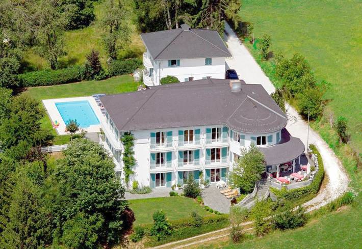 BnB, mit Balkon und Terrasse sowie Garten und Pool in Pörtschach am Wörthersee