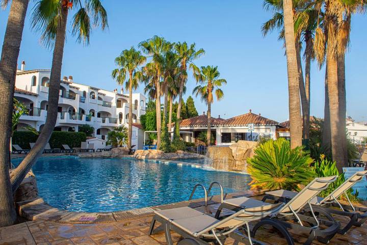Apartahotel para 4 personas, con piscina para niños además de jardín y piscina en Menorca