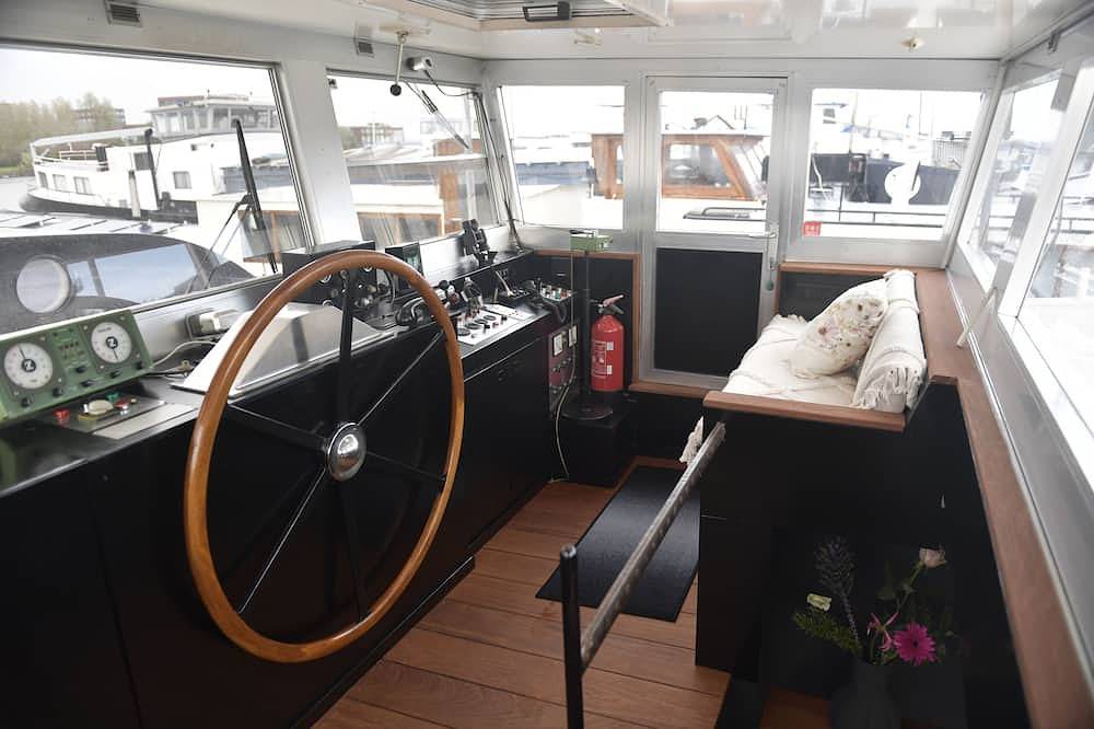 Euphrate Houseboat Suite Wheelhouse in Amsterdam Oost, Dutch Coast