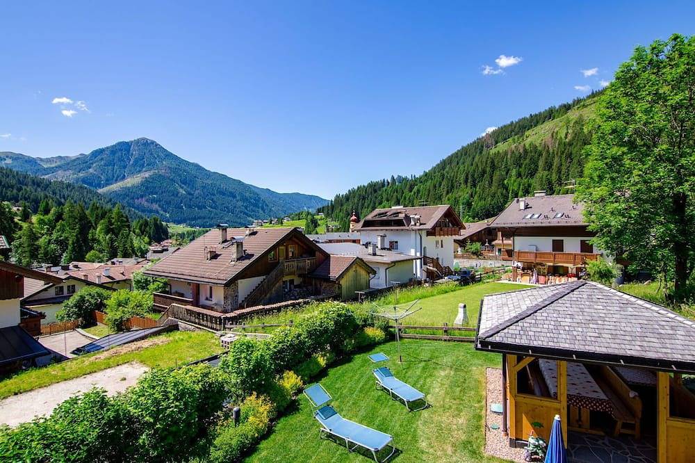 Appartamento intero, Incantevole appartamento per 4 persone con Wifi, Tv, balcone e parcheggio in Soraga, Dolomiti Superski